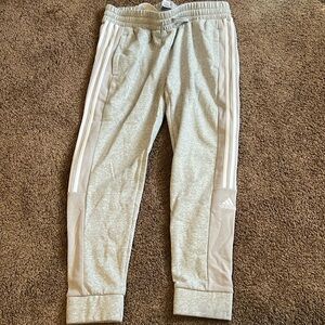 Adidas women’s gray Multi Sport Multi Deporte sweat pants Medium.